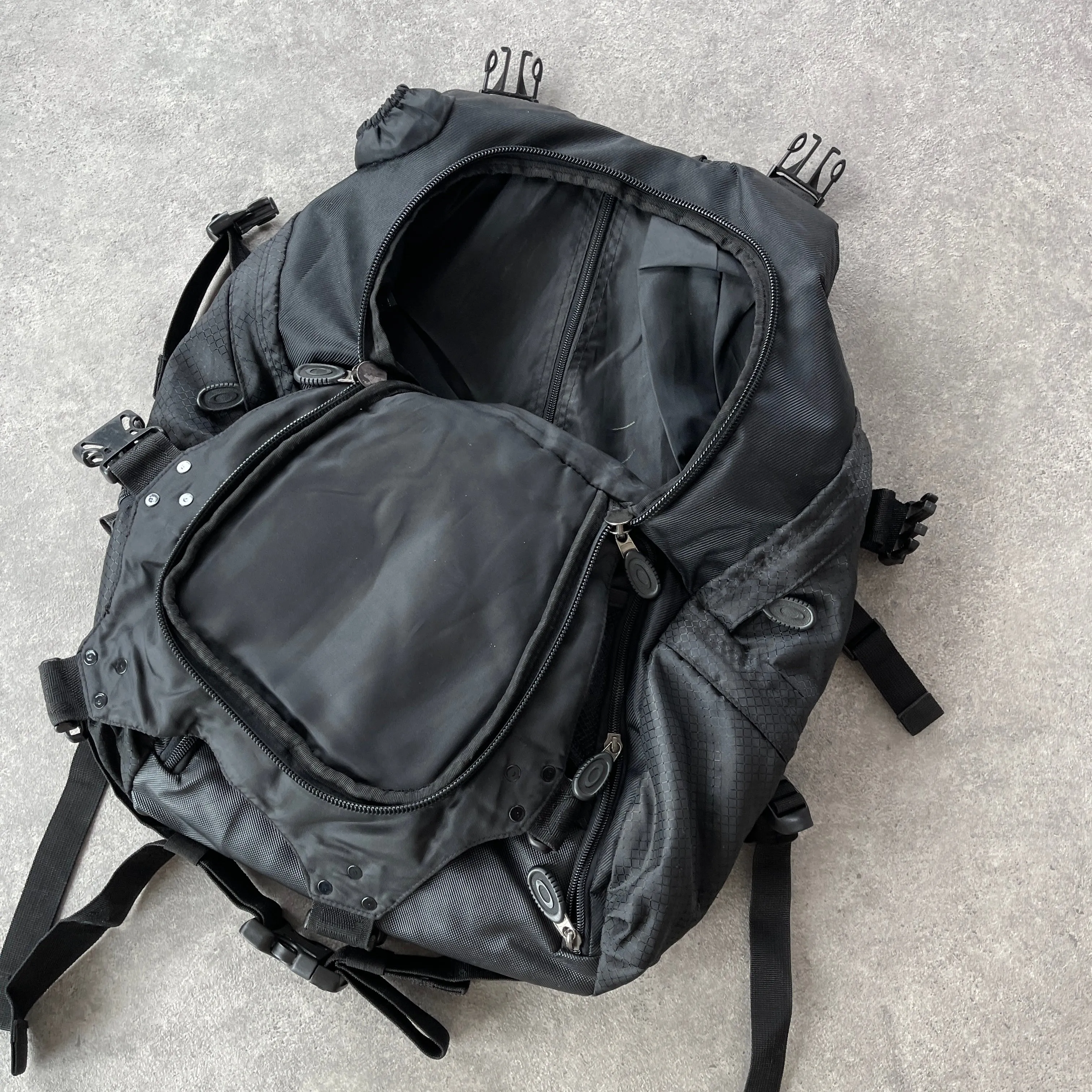 Oakley Software RARE 2000s technical utility backpack (22”x18”x10”)